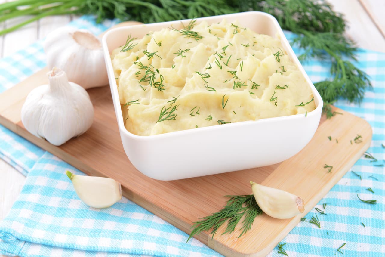 Sí te gustan los sabores intensos, agregar ajos al puré puede ser un gran acierto, sólo debes cuidar el método, para que no quede demasiado fuerte.