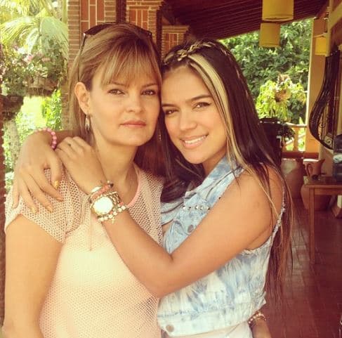 Cuando tenía cinco años sus padres la inscribieron junto a su hermana en clases de música.