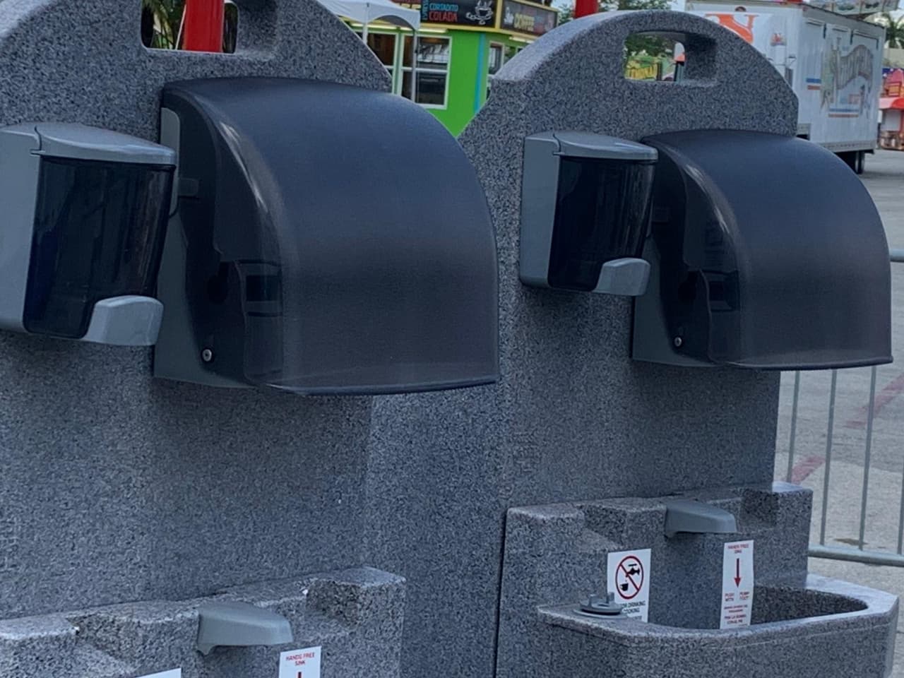 “En total vamos a tener 239 estaciones de lavar las manos y 151 de desinfectante de manos”, comentó Eduardo Cora, presidente de la Feria de la Juventud de Miami-Dade. 
<br>