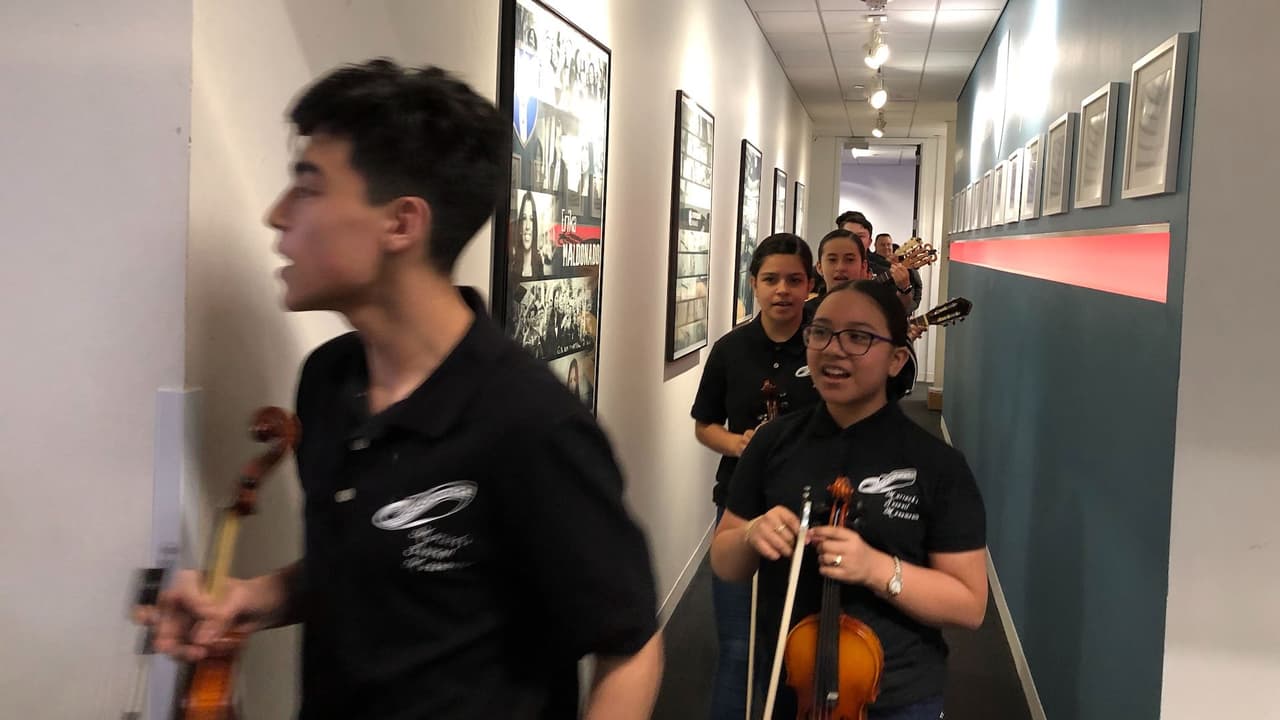 El conjunto Mariachi Juvenil Monumental entr´ó cantando 'Las Mañanitas' para Alex Hernández y Diana Pérez.