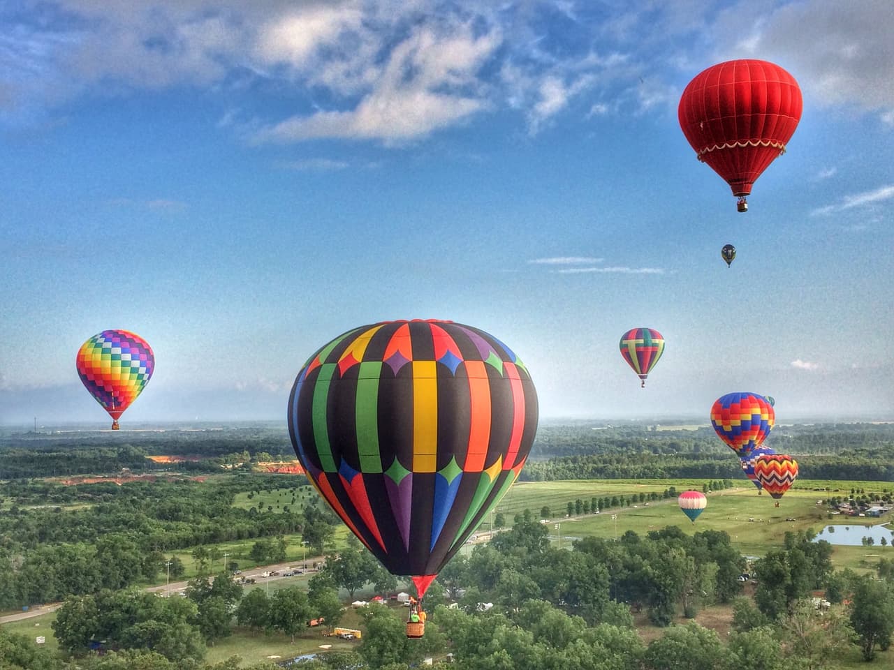 <b><a href="http://www.tarheelballoonfestival.com/?utm_source=www.visitnc.com&utm_medium=referral&utm_campaign=downstream" target="_blank">Tarheel Balloon Festival (termina el 7 de noviembre)</a></b>: El festival contará con paseos en globo aerostático, paseos en globo amarrado, eventos luminosos por la mañana y por la noche, exhibiciones de aviones antiguos, exhibición aérea en parapente y todo tipo de artes, artesanías y vendedores de comida.