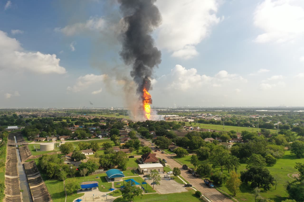 Los bomberos han calculado que se necesitarán varias horas más para extinguir el incendio.