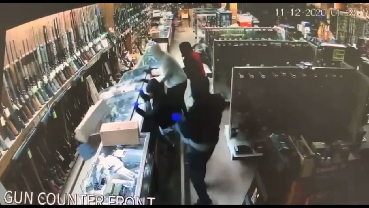 Roban gran cantidad de armas de fuego de una tienda: los ladrones quedaron grabados en las cámaras de seguridad