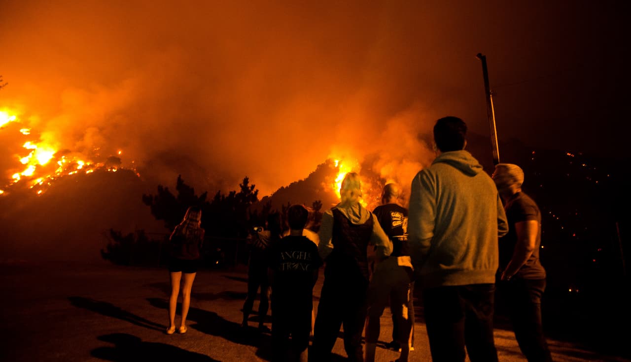 Emiten aviso de evacuación debido al incendio Bobcat en partes del valle del Antílope