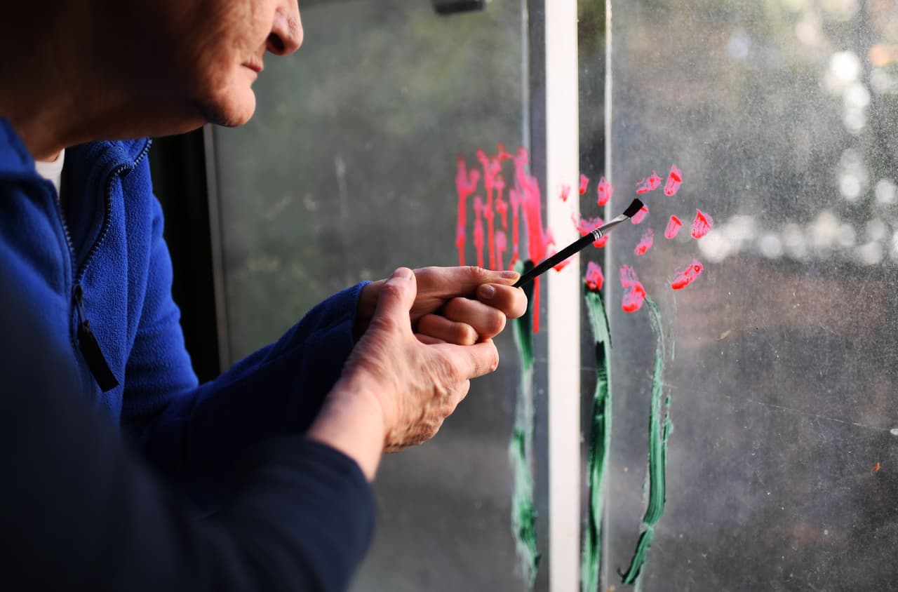 <b>Talleres de pintura, juegos de mesa, salidas al mercado o a tomar un café</b> son parte importante de las rutinas. Hélène Brun, directora del establecimiento, explica que allí se aboga por 
<a href="https://www.univision.com/los-angeles/kmex/noticias/salud-mental/la-inclusion-de-un-sobreviviente-de-un-trastorno-mental-podria-ser-clave-en-la-recuperacion-de-un-paciente-que-padece-lo-mismo-video">la inclusión en la vida cotidiana</a> y "esta es probablemente la razón por la cual la integración va bien".