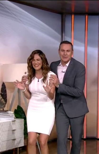 La producción quiso sorprenderla en esta mañana inigualable y Alan Tacher la llevó con los ojos cerrados al set en el que le esperaba un bello obsequio.