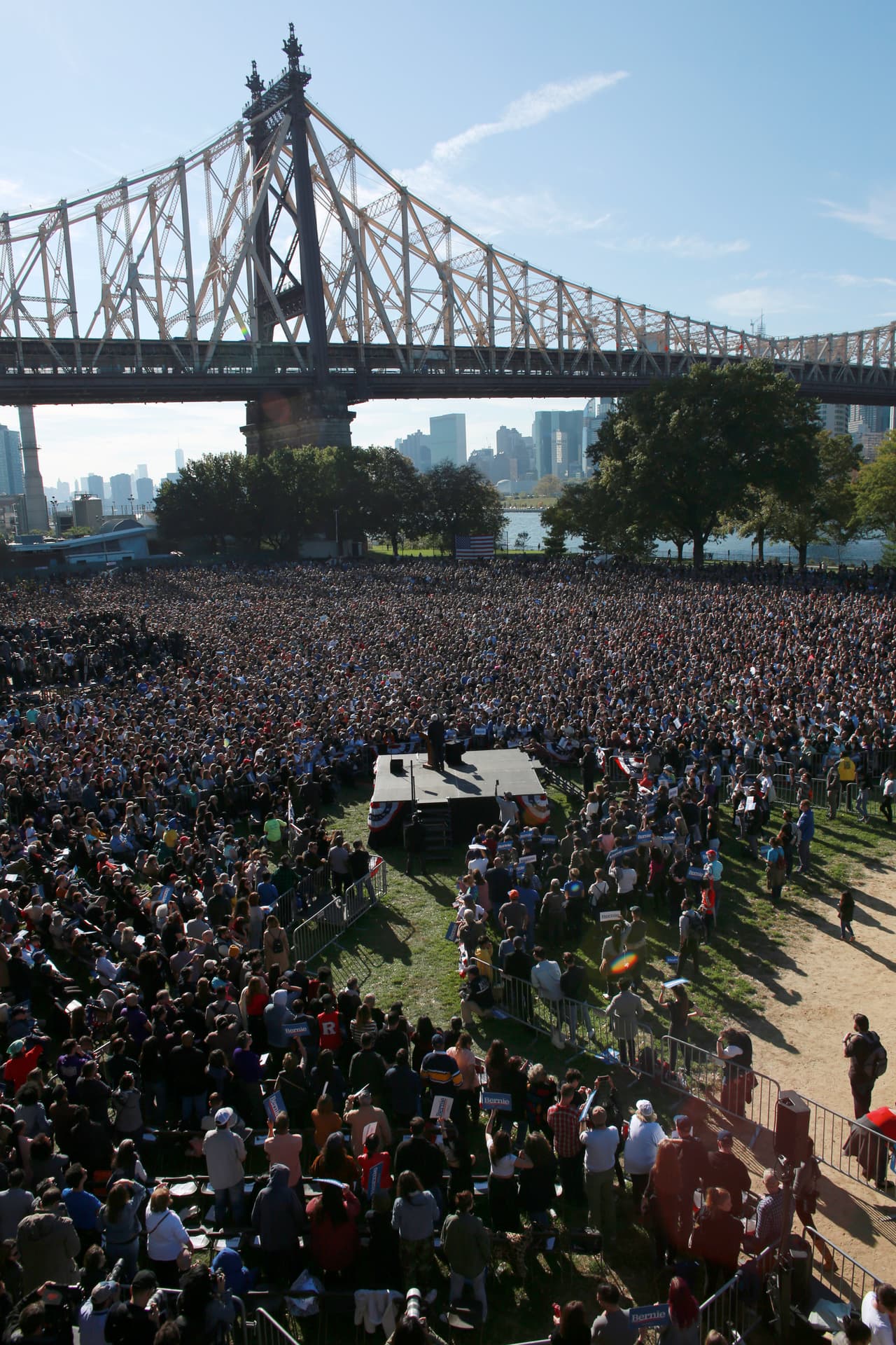Una gran muchedumbre se reune para escuchar a Sanders y sus aliados políticos