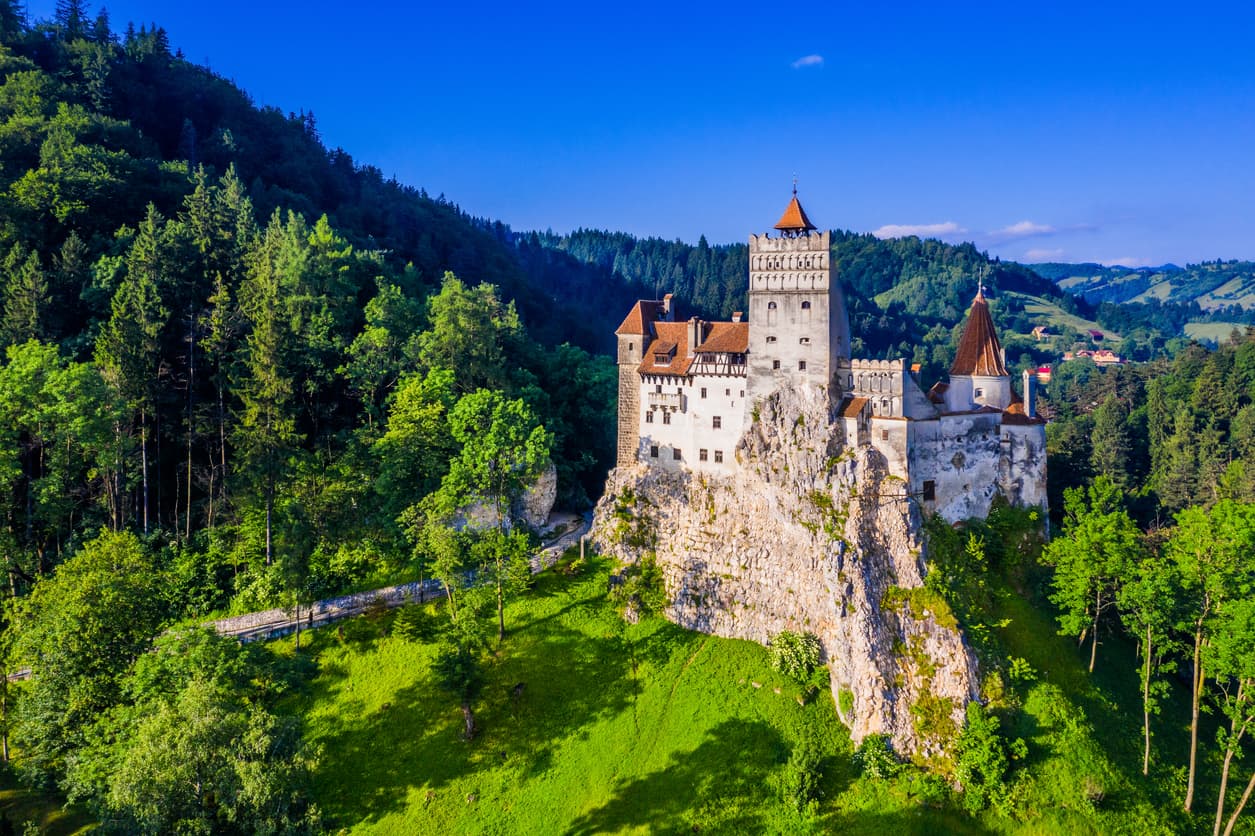 <b>Castillo de Bran, Rumania. </b>Emplazado en un peñasco, el castillo de Bran (en Transilvania) parece sacado de un cuento, pero en su caso más bien de vampiros. El castillo atrae multitudes porque comúnmente se le conoce como el Castillo de Drácula, porque popularmente se lo vincula al personaje principal del libro de Bram Stoker. Sin embargo no hay evidencias de que Vlad Dracula, (Vlad, el Empalador, príncipe de Valaquia) el personaje que habría inspirado la novela, hubiera vivido allí. (
<a href="http://romaniatourism.com/castles-fortresses-romania-poenari-fortress.html" target="_blank">Drácula vivió en la Fortaleza de Poenari</a>, hoy unas ruinas que se encuentran en los Cárpatos). 
<br>
<br>