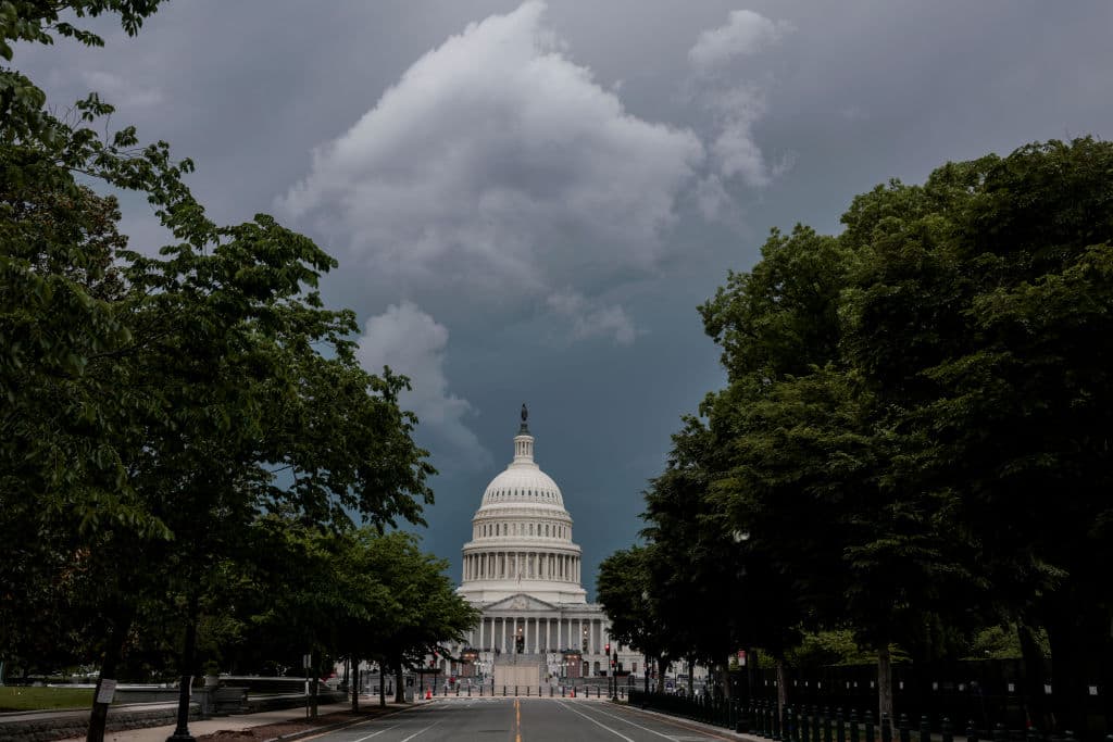 Estados Unidos lleva desde 2009 con un 
<b>salario mínimo federal de $7,25 por hora</b>.Aunque en enero de 2021 el presidente Biden firmó una orden para que las empresas que prestan servicios al gobierno federal paguen $15 la hora a partir de 2022. Además, 30 estados y el Distrito de Columbia tienen 
<a href="https://www.univision.com/noticias/dinero/inflacion-salario-mayores-ciudades-eeuu-fotos">salarios mínimos superiores</a>. ¿Cuánto pagan las grandes empresas?
<br>