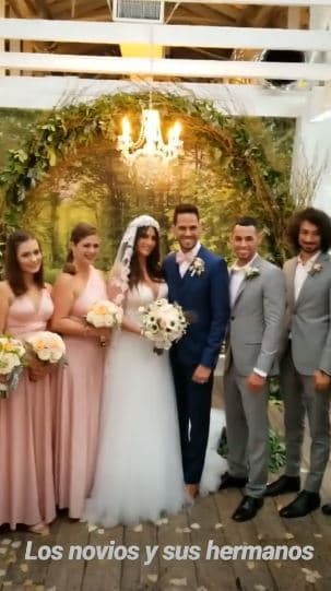 En sus historias de Instagram, Giselle también compartió el momento en el que los recién casados posaron en compañía de sus respectivos hermanos, entre ellos Andrea Iglesias y Harold Emmanuel Trucco, hijos de la presentadora.