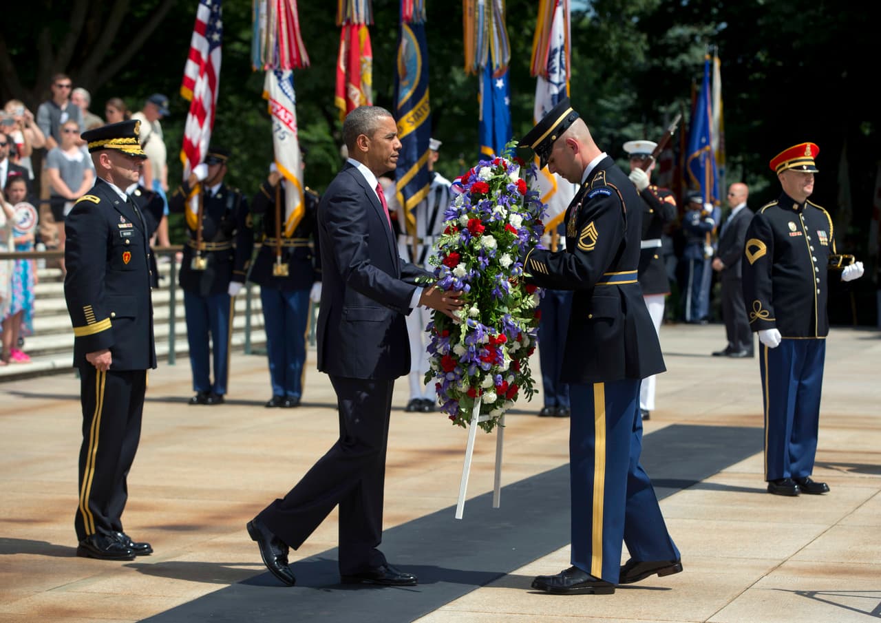 El presidente de Estados Unidos, Barack Obama, rinde homenaje ante la tumba del Soldado Desconocido en el cementerio nacional de Arlington, en Arlington, Virginia,