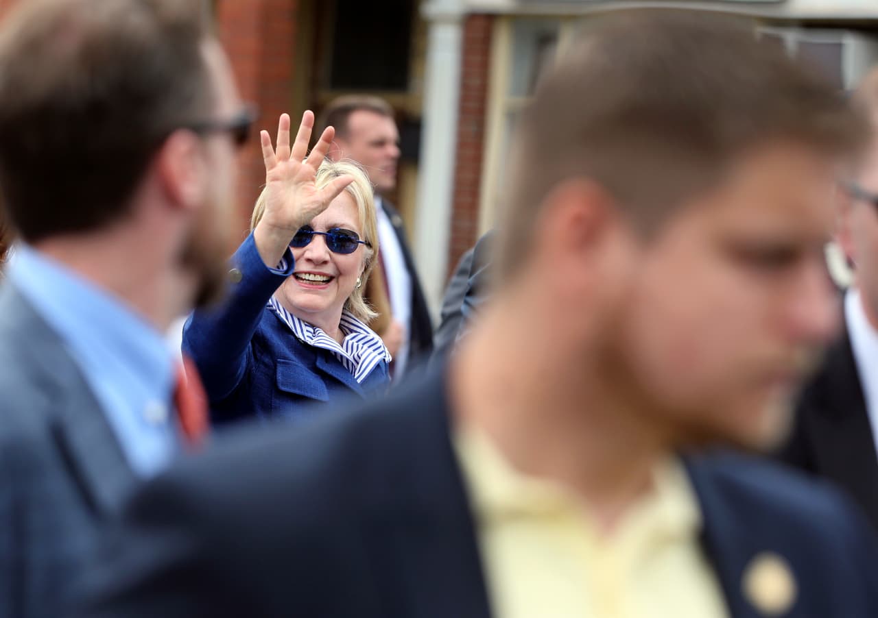 Hillary Clinton camina durante el desfile en honor a los caídos en guerra en Chappaqua, NY.