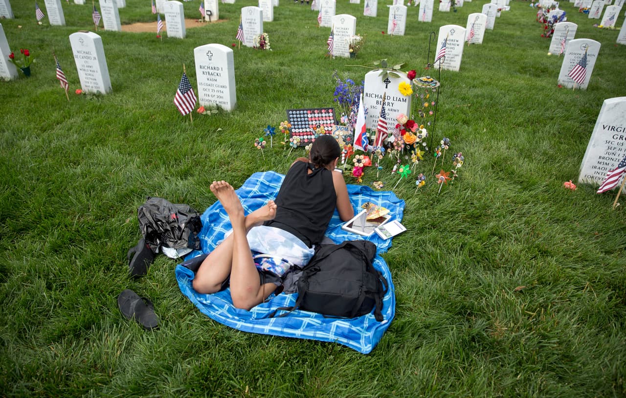 Laureen López Berry visita la tumba de su marido en el cementerio nacional de Arlington