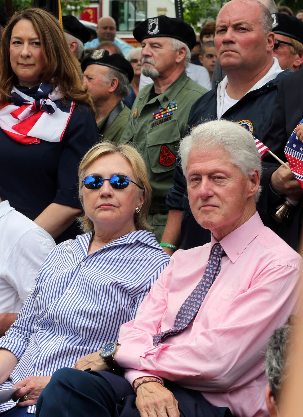 La precandidata presidencial demócrata, Hillary Clinton, se sienta junto a su esposo el expresidente Bill Clinton, tras caminar en un desfile en Chappaqua, NY.