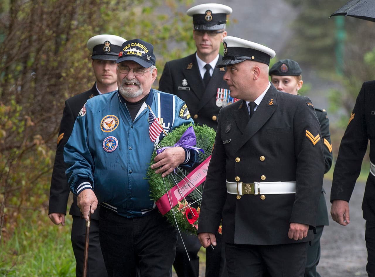El veterano Edward Langille, que reside en Londonderry, Nueva Escocia, presenta sus respetos a los cerca de 200 prisioneros de guerra de 1812 que murieron durante su confinamiento en la isla Melville y están enterrados en la isla cercana de Deadman en Halifax