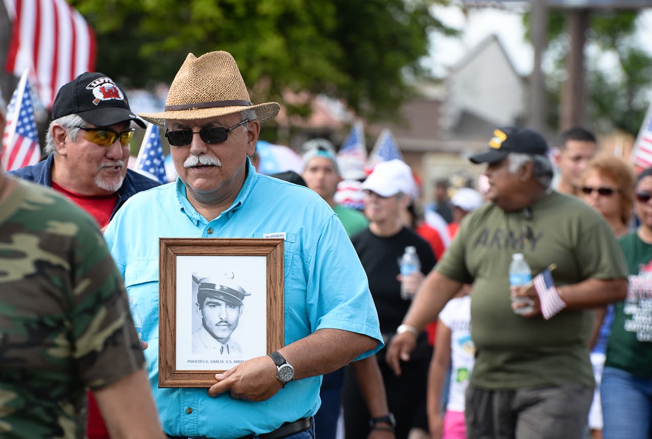 Lo que debes saber hoy: Qué estará cerrado por el Día de Recordación, Trump relaja su retórica en Japón, y reportan casi 900 mil casos de inmigración acumulados 