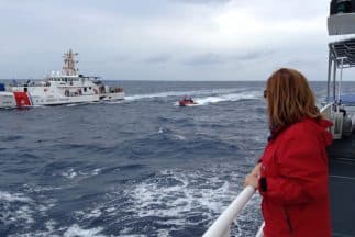La periodista Lourdes del Río a bordo de una de las naves de la Guardia Costera e Estados Unidos en el Estrecho de la Florida.