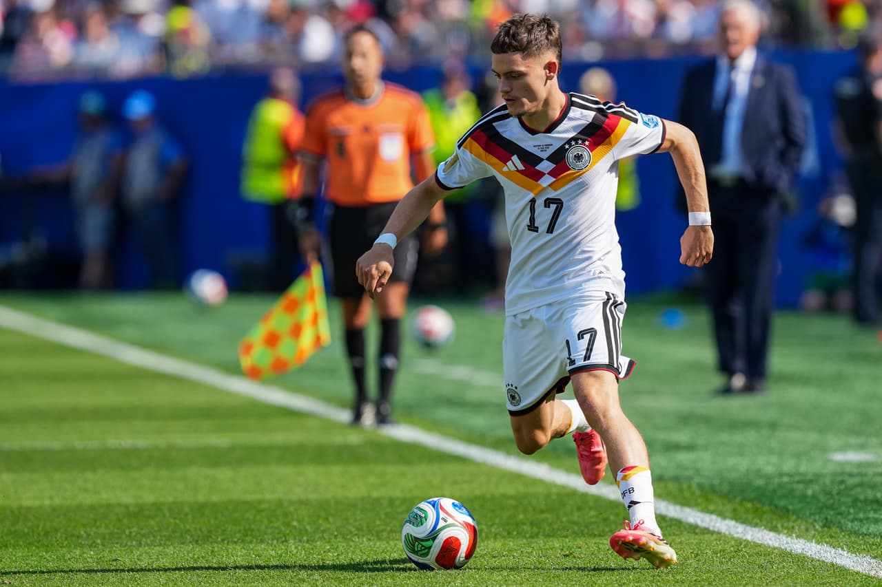 El alemán Florian Wirtz (17) juega el balón durante el partido de dieciseisavos de final de la Copa del Mundo entre Alemania y Paraguay en Foxborough, Massachusetts, cerca de Boston, el lunes 29 de junio de 2026.