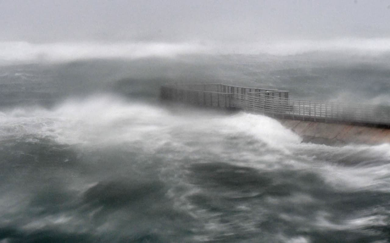 Las olas del mar agitado por la fuerza del huracán Irma, golpean un muelle en Boyton Beach, en el condado de Palm Beach, al norte de Miami.