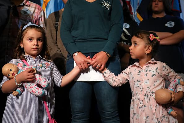 Elabore un plan de emergencia: Cuida a su familia. Si sus hijos nacieron en EUA, acude a su consulado para registrarlos como mexicanos.