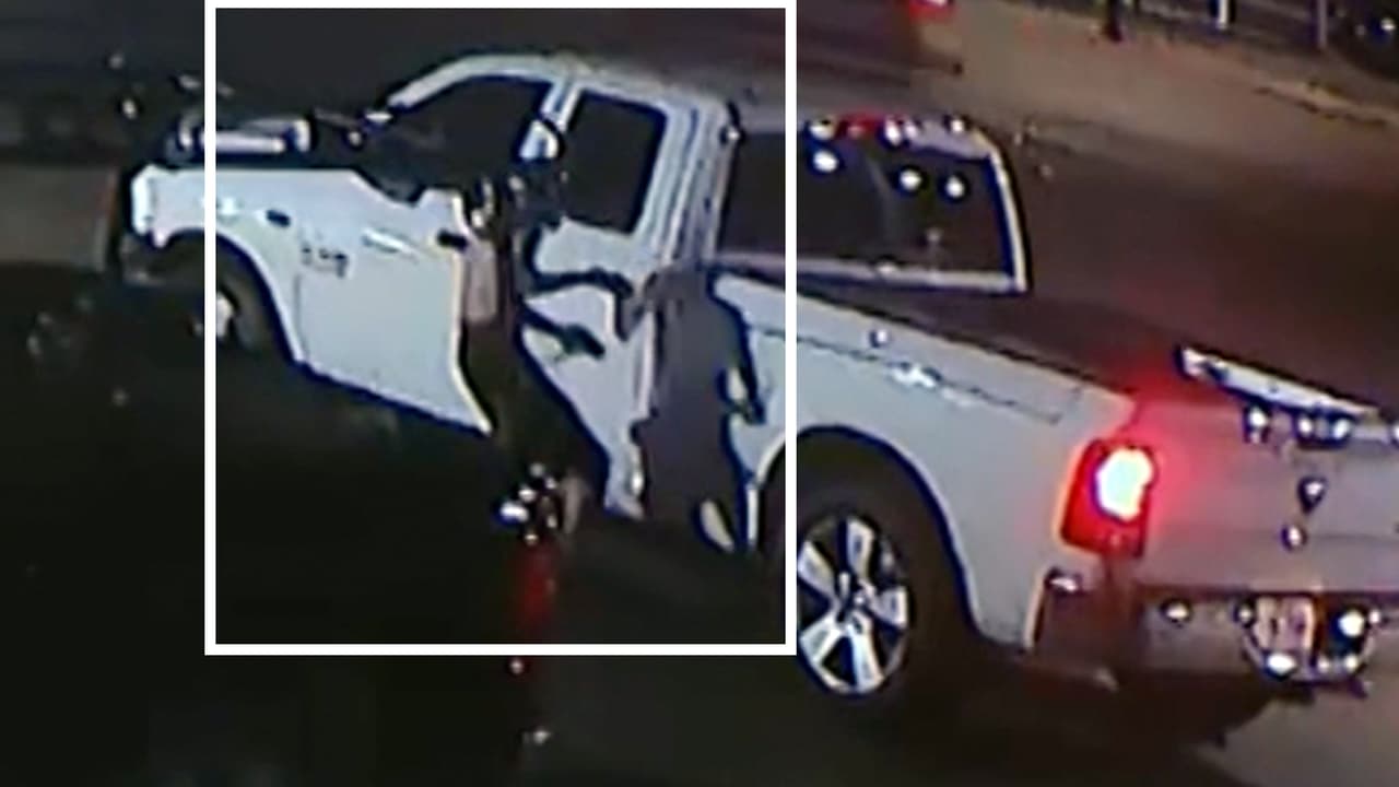 <a href="https://www.univision.com/local/dallas-kuvn/abel-acosta-14-anos-sospechoso-tres-asesinatos-taqueria-garland" target="_blank">Abel de 14 años, corrió con el arma en su mano, subió a la camioneta donde estaba su papá</a> y ambos huyeron del lugar. 
<b>Menos de 10 minutos después de que la primera víctima, Xavier, llegó a la tienda.</b>