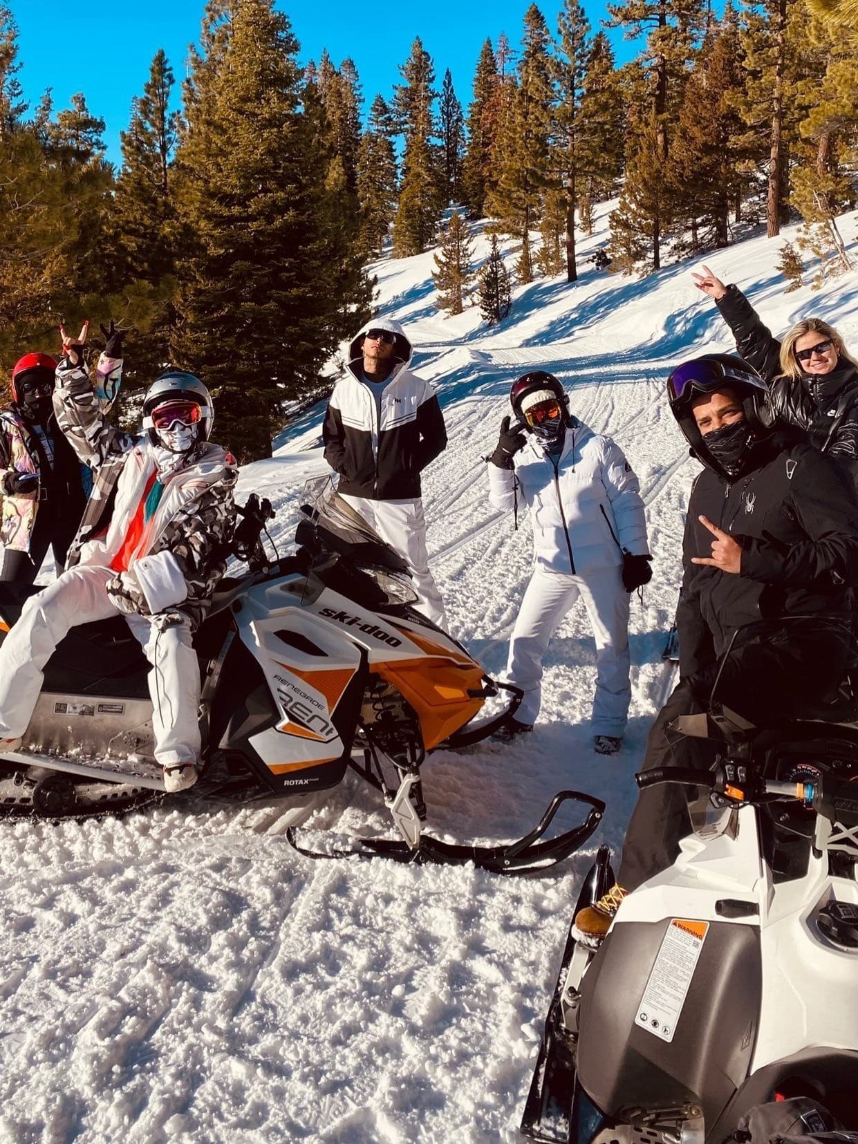 Karol G estuvo acompañada en esta aventura por varios de sus amigos. La cantante incluso mencionó que uno de ellos nunca antes había visto la nieve, por lo que decidieron cambiar eso. ¡Y vaya manera de hacerlo!
<br>