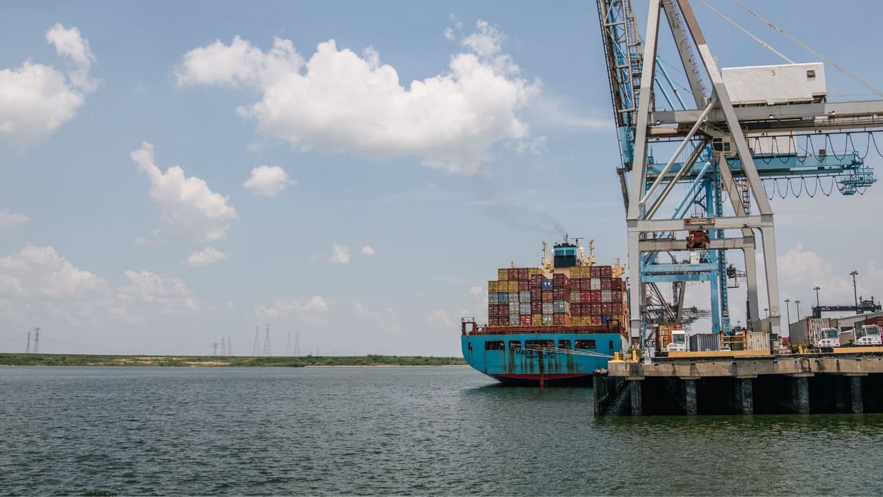 Al menos dos tripulantes muertos durante el incendio de un buque portacontenedores en Houston