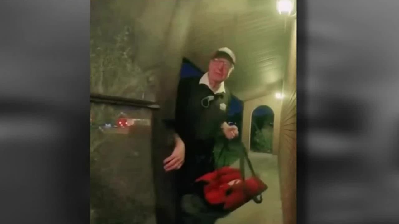 <b>Hispano reunió 12,000 dólares para repartidor de pizza de 89 años que entre lágrimas agradeció la donación.</b>
<br>
<br>Carlos Valdez es un cliente frecuente de una pizzería y se dio cuenta que la mayoría de las veces el repartidor era Derlin, un hombre de 89 años. El hispano al conocerlo un poco más se dio cuenta que el señor vivía solo, trabajaba más de 30 horas a la semana y no le alcanzaba para costear todos sus gastos; por ello creó un reto de donaciones donde reunió 12,000 dólares. Así fue el emotivo momento en el que este repartidor recibe el dinero.