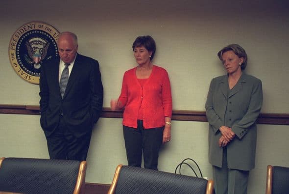 Cheney se encuentra con su esposa Lynne (a la derecha) y la primera dama, Laura Bush. (Imagen del Archivo Nacional de EEUU).