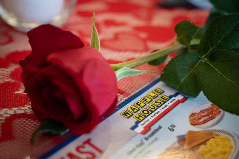 <b><a href="https://www.wafflehouse.com/valentines-day-locations/">Romantic Valentine’s Dinner at…Waffle House (14 de febrero)</a></b>. Por decimoquinto año, los restaurantes selectos de Waffle House están haciendo todo lo posible y preparando el escenario para una velada romántica de San Valentín, completa con manteles blancos, velas y música suave para la cena.