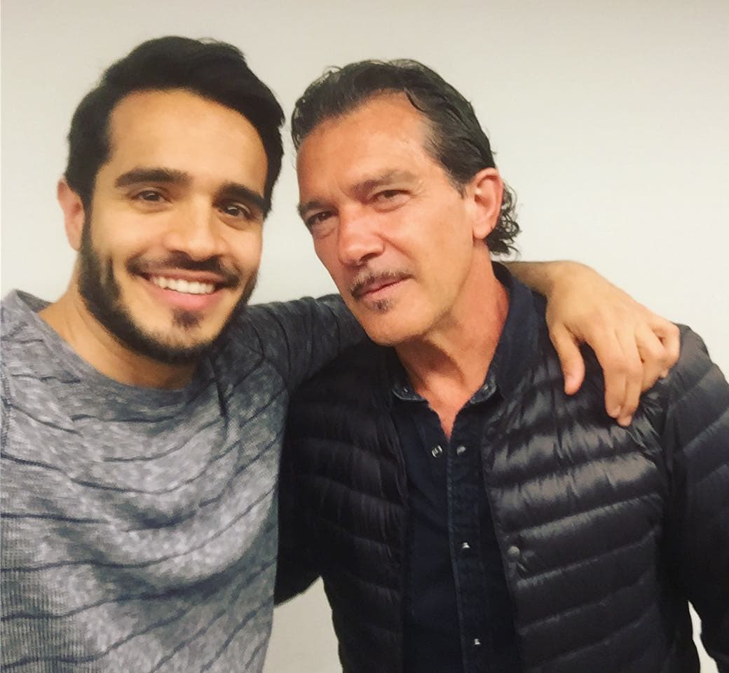 Antonio Banderas apoyando a Ektor Rivera.