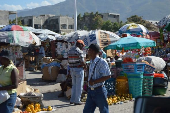 Imágenes del mercado del centro de Port Au Prince, donde había decenas de tiendas antes de que sucediera el terremoto. Crédito: Evelyn Baker, Fusion