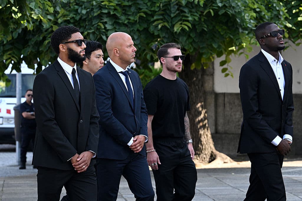 Joe Gomez, el mánager Arne Slot, Alexis Mac Allister e Ibrahima Konate del Liverpool FC llegando al funeral de Diogo Jota y su hermano André Silva.