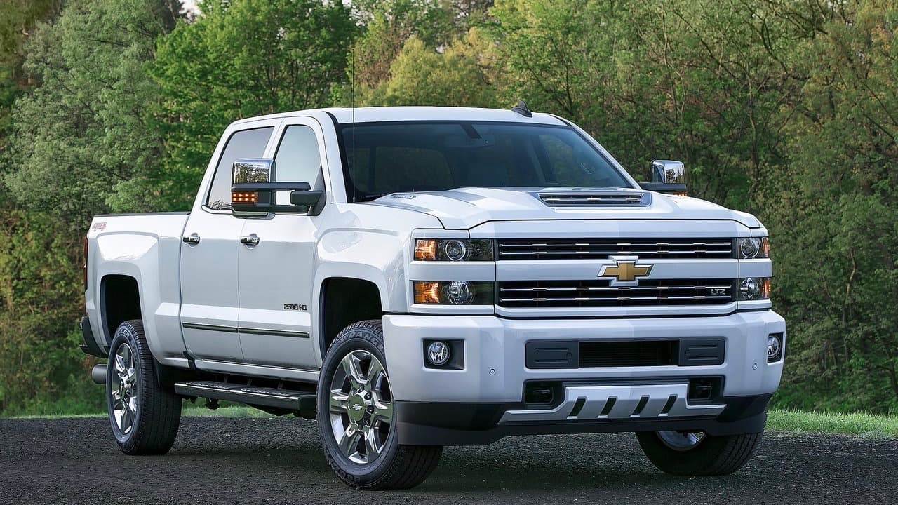 <h3 class="cms-h3-H3"><b>2. Chevrolet Silverado</b></h3>
<br>
<br>La línea de camionetas pickup fullsize de Chevrolet mantuvo el segundo lugar como el segundo vehículo de cualquier clase más vendido en Estados Unidos con
<b>585,864 unidades vendidas</b> en 2017, lo que representó una modesta
<b>ganancia del 1.9%</b> en relación a sus ventas en 2016. Chevrolet introducirá una línea
<a href="https://www.univision.com/noticias/camionetas-pick-ups/chevrolet-silverado-2019-fotos" target="_blank">Silverado totalmente nueva</a> a medidados de 2018 con la que espera presentar un reto importante a la supremacia del vehículo ganador del primer lugar en ventas,