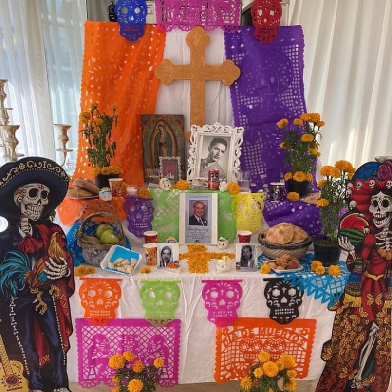 Este Día de Muertos la actriz mostró el altar que puso para sus seres queridos en el que también aparece
<a href="https://www.univision.com/entretenimiento/muere-papa-de-marlene-favela-y-ella-le-escribe-emotiva-carta-eres-el-mejor-papa-del-mundo">su padre don Felipe</a>.
