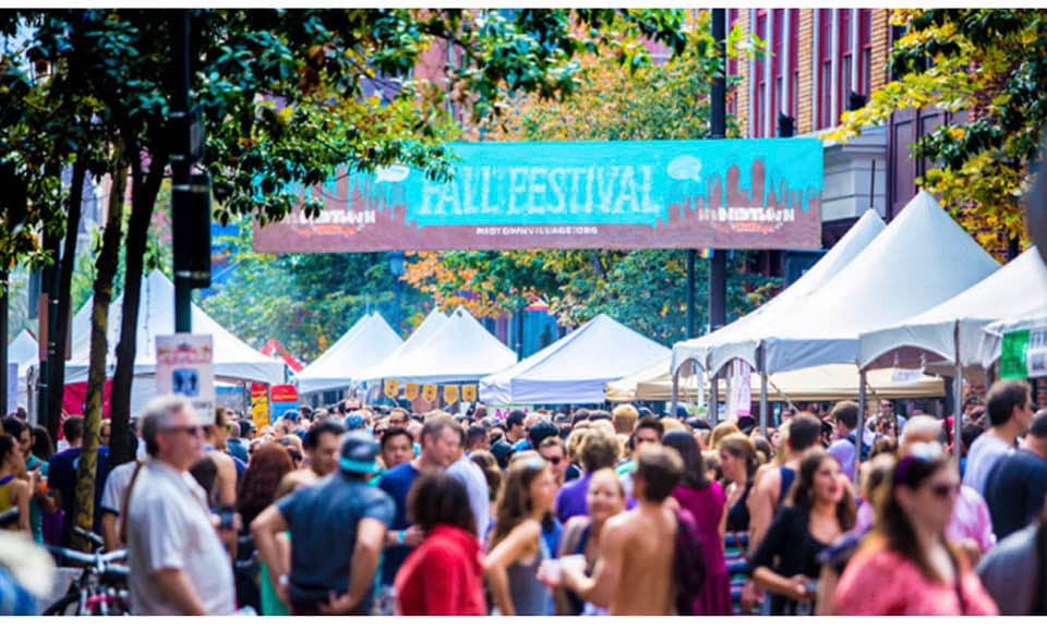 <b><a href="https://www.facebook.com/events/1218380468962785/">Midtown Village Fall Festival (29 de octubre)</a></b>. Disfrute de presentaciones en vivo en múltiples escenarios, aproveche las compras navideñas en boutiques emergentes y disfrute de muestras de comida y bebida de los restaurantes en la próspera escena de restaurantes del vecindario.