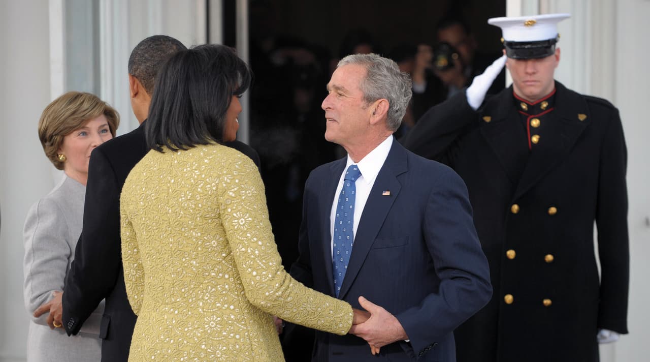 Al parecer, sin importar que su marido hiciera férrea oposición a la política guerrerista de Bush en Iraq, el ex mandatario se mostró siempre muy especial con Michelle Obama. "Cuando la vi, sentí una expresión genuina de afecto", ha confesado recientemente Bush.