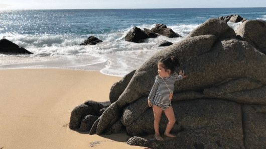 "En el mar la vida es más sabrosa", escribió junto a esta simpática foto de su hija Giulietta posando como su mamá antes del regreso.