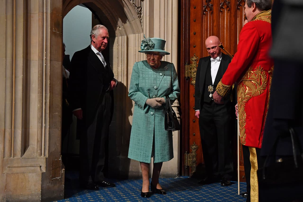 Mientras que algunos aseguraron que 
<b><a href="https://www.univision.com/temas/reina-isabel-ii">la monarca</a></b> portó un abrigo verde, otros usuarios aseveraron que era azul.
<br>