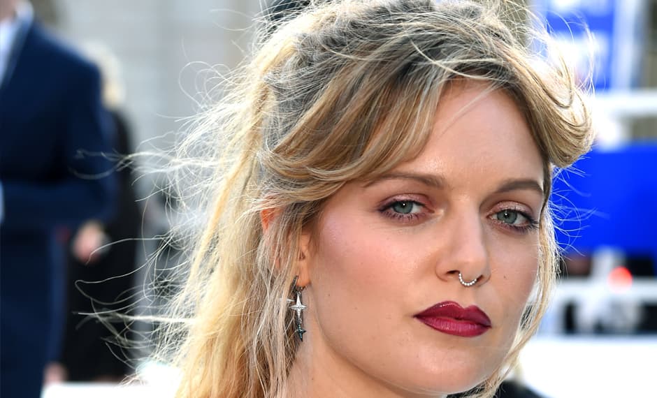 Lady Wood es el nombre del próximo disco de la cantante 
<a href="https://www.instagram.com/tovelo/">Tove Lo</a>, quien lleva el pelo mucho más rubio que de costumbre. Lo sujetó en una cola de caballo estilo messy y su fleco también tenía este efecto desordenado. Las sombras en tono bronce, sin delineado y con un poco de máscara de pestañas no robaron atención al accesorio brillante que colgaba de su nariz, ni a sus labios color rojizo.
<br>