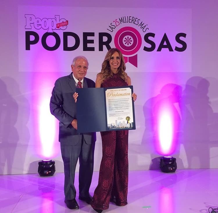 Recibió un merecido reconocimiento de parte del alcalde de la ciudad de Miami, Tomas Regalado
