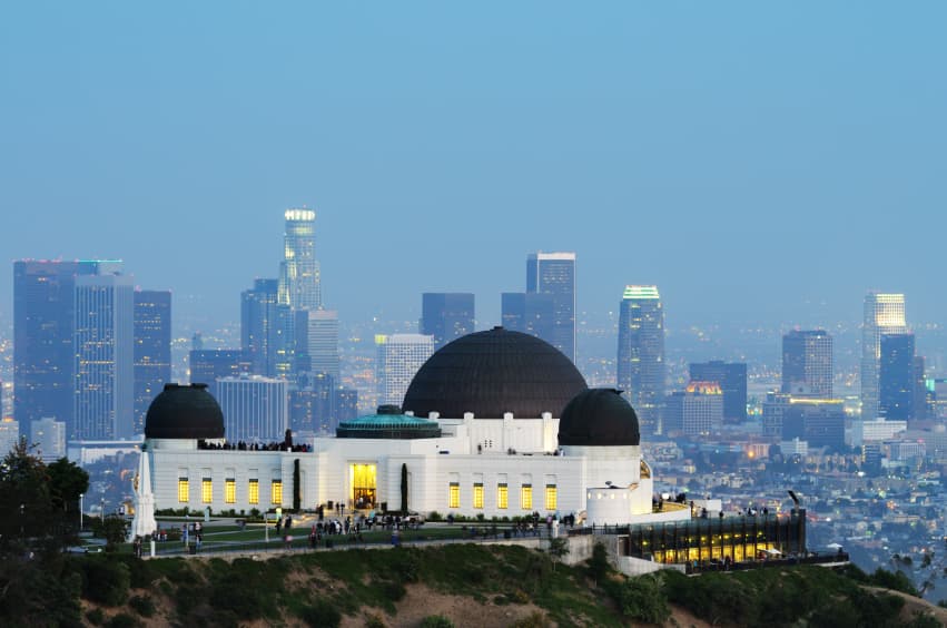 <b><a href="https://www.laparks.org/griffithpark/" target="_blank">Griffith Park</a></b> 
<br>Es uno de los lugares más concurridos del sur de California y tiene una historia repleta de misterios y leyendas urbanas. Uno de los relatos más escalofriantes que circula sobre el parque, alega que dos enamorados murieron al ser prensados por un árbol que se cayó sobre la mesa 29. Se dice que los tortolitos Rand y Nancy todavía deambulan en la zona donde acabó su trágico romance el 31 de octubre de 1976.