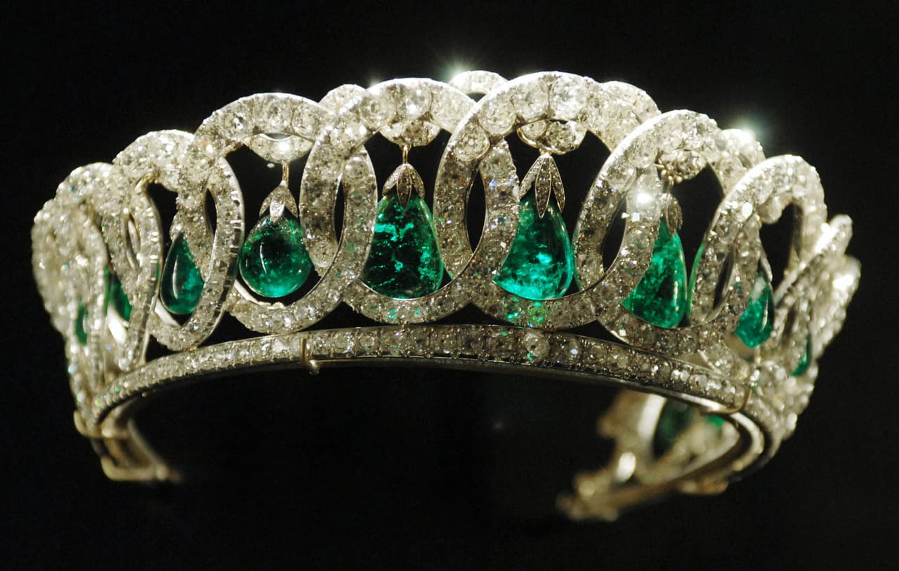 De acuerdo con 
<b><a href="https://people.com/royals/queen-elizabeths-go-to-tiara-makes-a-sneaky-cameo-in-the-downton-abbey-movie/">People</a></b>, la tiara puede ser difícil de reconocer, ya que se puede usar de varias maneras. Originalmente tenía 15 perlas grandes, pero la reina Mary la mandó adaptar y cambió las perlas por esmeraldas.