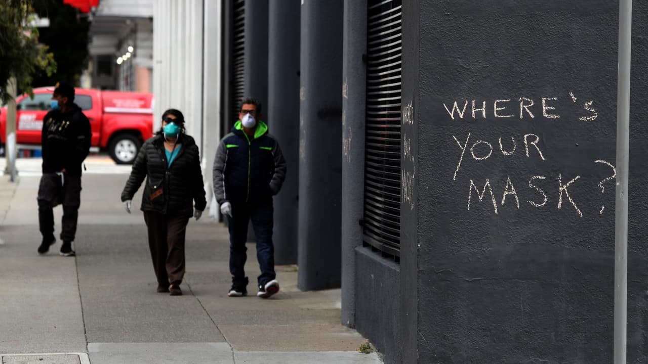 Usar una mascarilla es parte de las recomendaciones para prevenir la propagación del 
<a href="https://www.univision.com/temas/coronavirus">coronavirus</a> que fueron delineadas por los 
<a href="https://www.cdc.gov/coronavirus/2019-ncov/prevent-getting-sick/cloth-face-cover-sp.html" target="_blank">Centros de Control y Prevención de Enfermedades</a> (CDC por sus siglas en inglés) desde el inicio de la pandemia. Ocho meses más tarde, los expertos insisten que es uno de los recursos claves, económicos y efectivos para frenar la propagación del coronavirus.