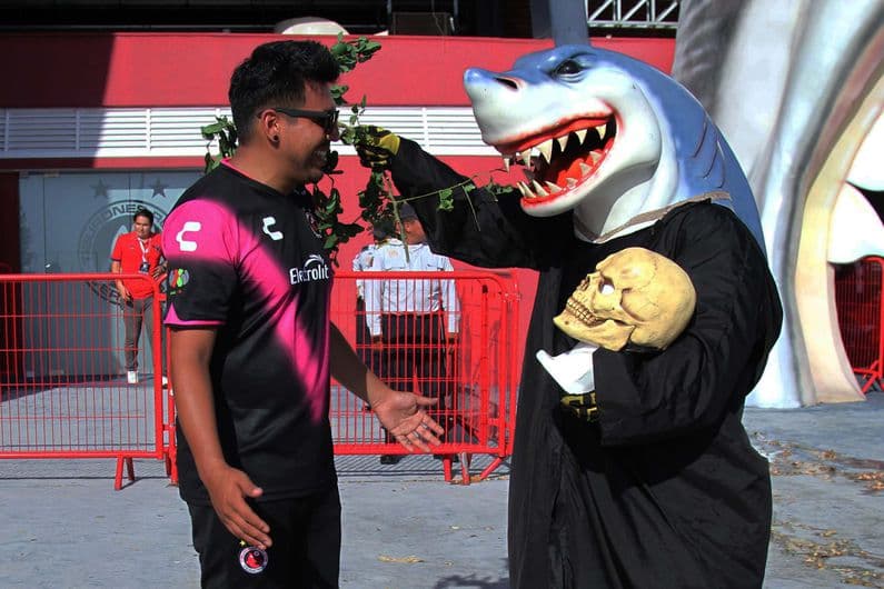 El Tibu Jarocho se convirtió en un ícono del futbol mexicano por sus diversas personalidades ¡Ahora homenajeó a Kobe Bryant y La Parka.