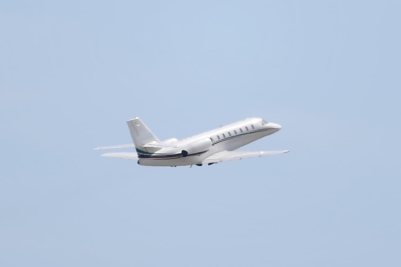 Lo que ahora se les cuestiona en la prensa británica es que hayan tomado jets privados (uno de ellos el de la foto) para realizar tales viajes, siendo que la pareja defiende causas sociales como el hacerle frente al 
<b><a href="https://www.univision.com/shows/despierta-america/el-cambio-climatico-es-una-realidad-y-amenaza-al-planeta-con-tener-consecuencias-irreversibles-video" target="_blank">cambio climático.</a></b>