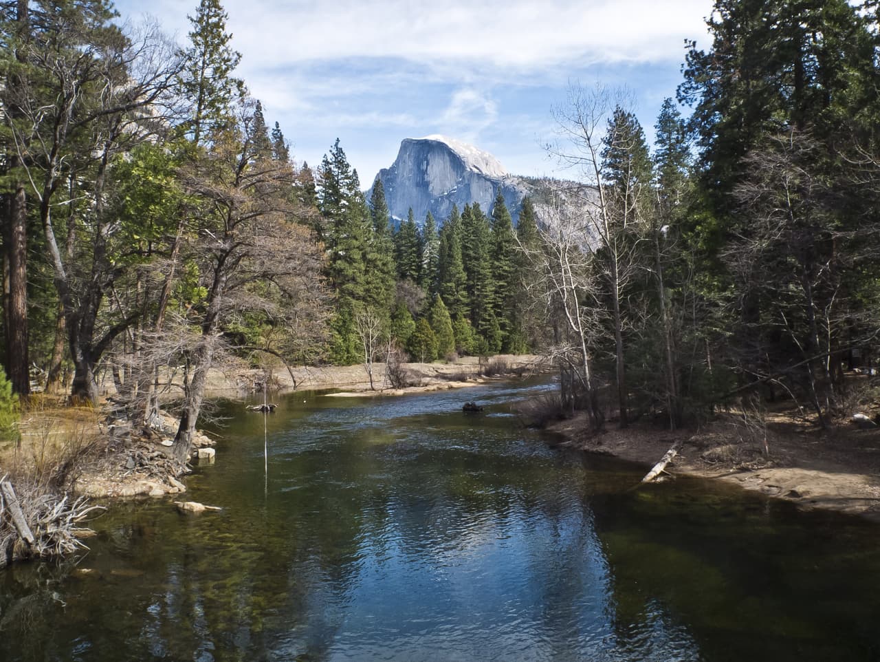 Aunque es más conocido por sus cascadas, Yosemite posee también valles profundos, prados, secuoyas gigantescas y una selva extensa. Se extiende por casi 1,200 millas cuadradas (3,108 km²) 
<a href="https://www.nps.gov/yose/espanol/index.htm"><u>https://www.nps.gov/yose/espanol/index.htm</u></a>