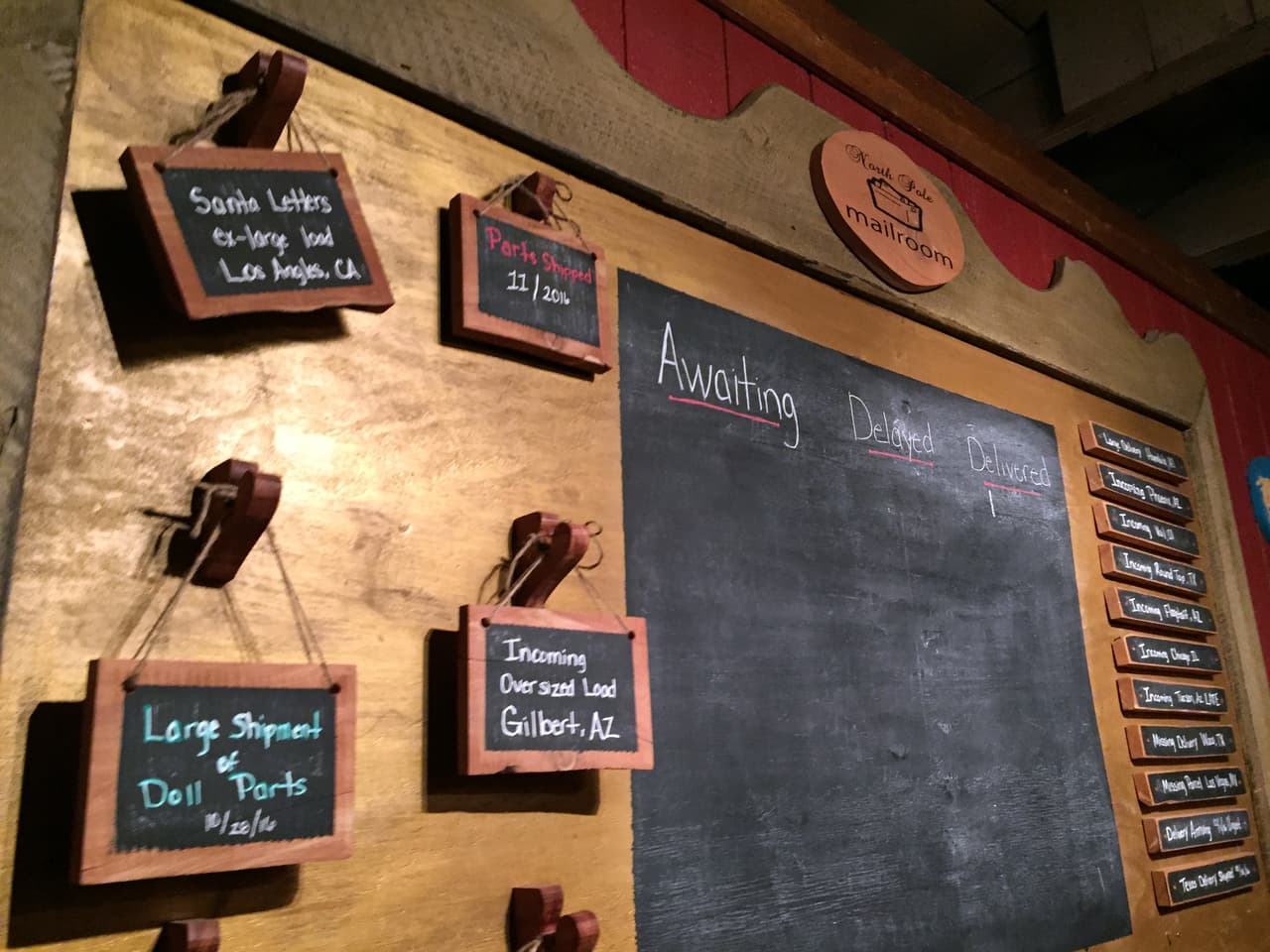 En el salon de correo hay un tablero donde están revisando el estado de los pedidos. Los niños tienen la oportunidad de escribirle una carta a Santa Claus y entregarsela personalmente.