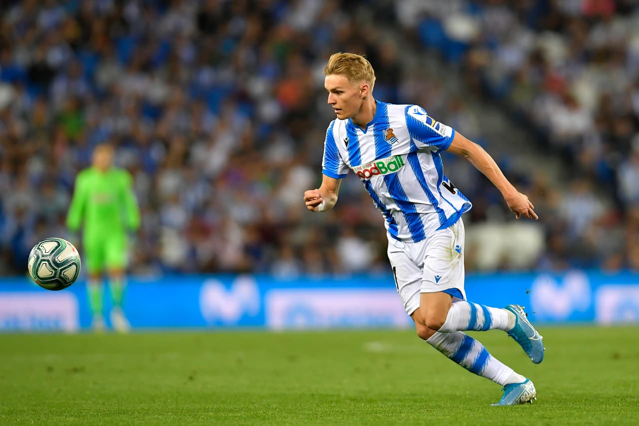 <b>Martin Odegaard (mediocampista)</b>
<br>- El noruego tiene 21 años
<br>- Desde noviembre del 2016 no ha jugado con el Real Madrid.
<br>- Ha pasado por el Heerenven, Vitesse y actualmente está con Real Sociedad.
<br>- Se desempeña como mediocampista ofensivo.
<br>- Partió de los merengues para adquirir minutos y regularidad.
<br>- Algunas fuentes indican que Zidane ya lo quiere de vuelta.