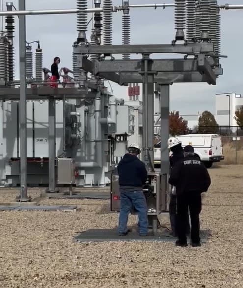 Mientras los agentes
<b> intentaban convencerla de que descendiera</b>, ella gritaba insultos.